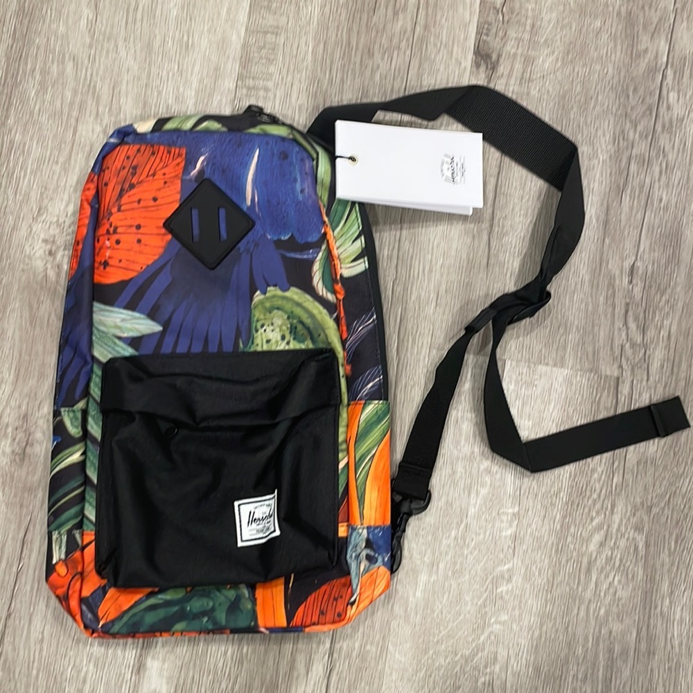 Heritage Water-Resistant Sling Bag
HERSCHEL SUPPLY CO